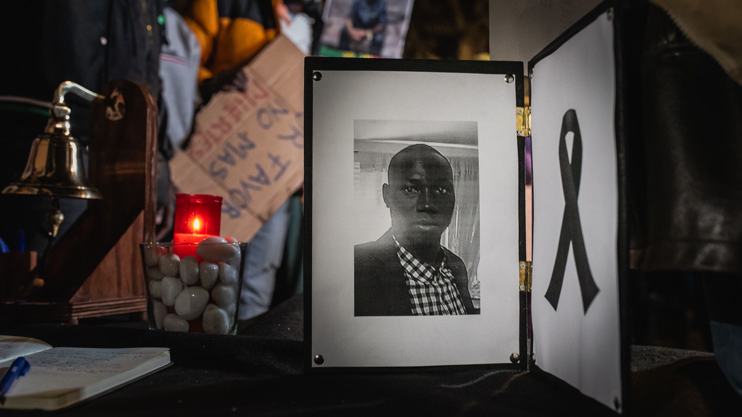 Concentración en la Plaza de la Gavidia de Sevilla, por la muerte del mantero Mamouth Bakhoum