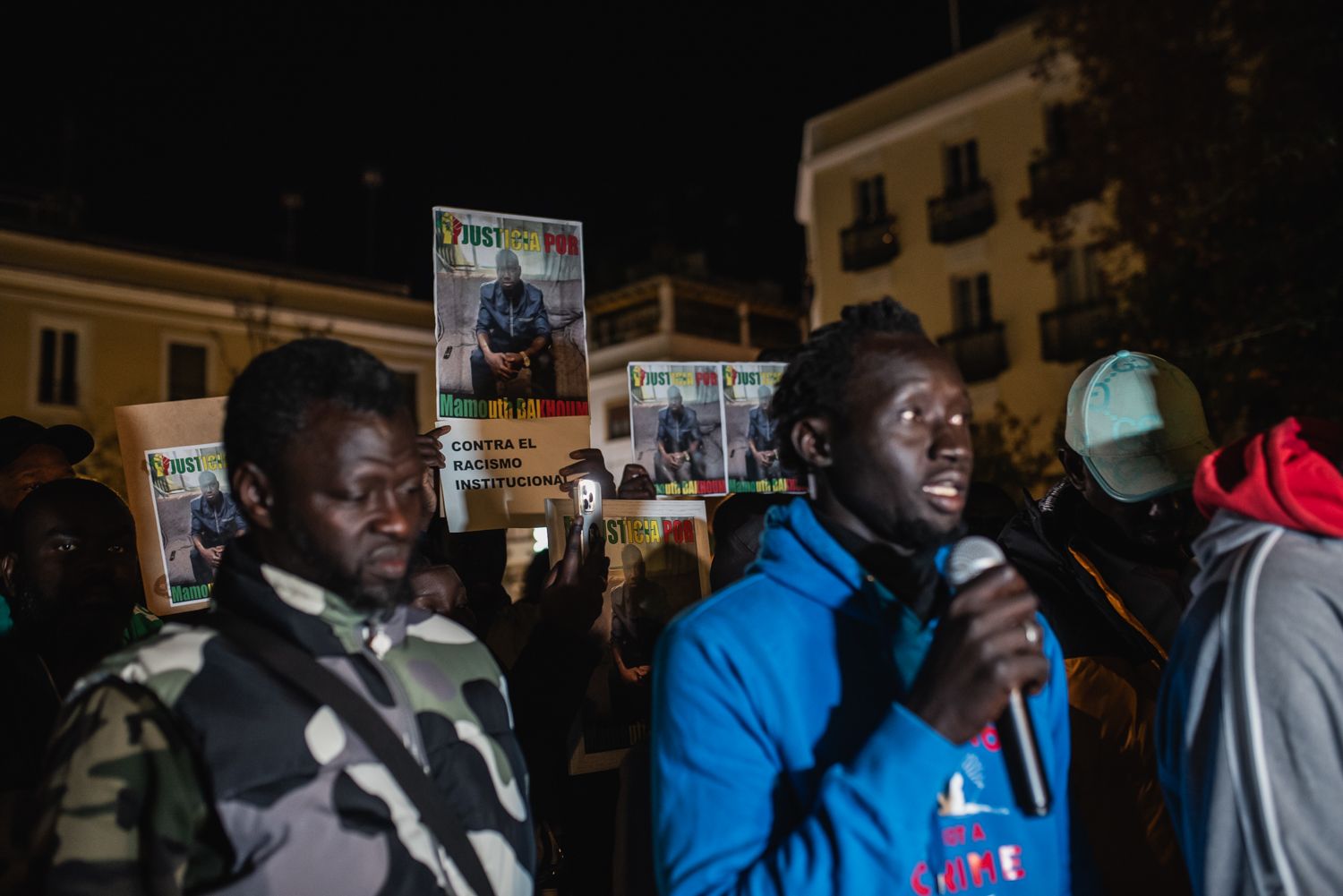 Concentración en la Plaza de la Gavidia de Sevilla, por la muerte del mantero Mamouth Bakhoum