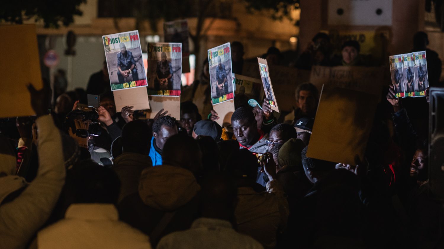 Concentración en la Plaza de la Gavidia de Sevilla, por la muerte del mantero Mamouth Bakhoum