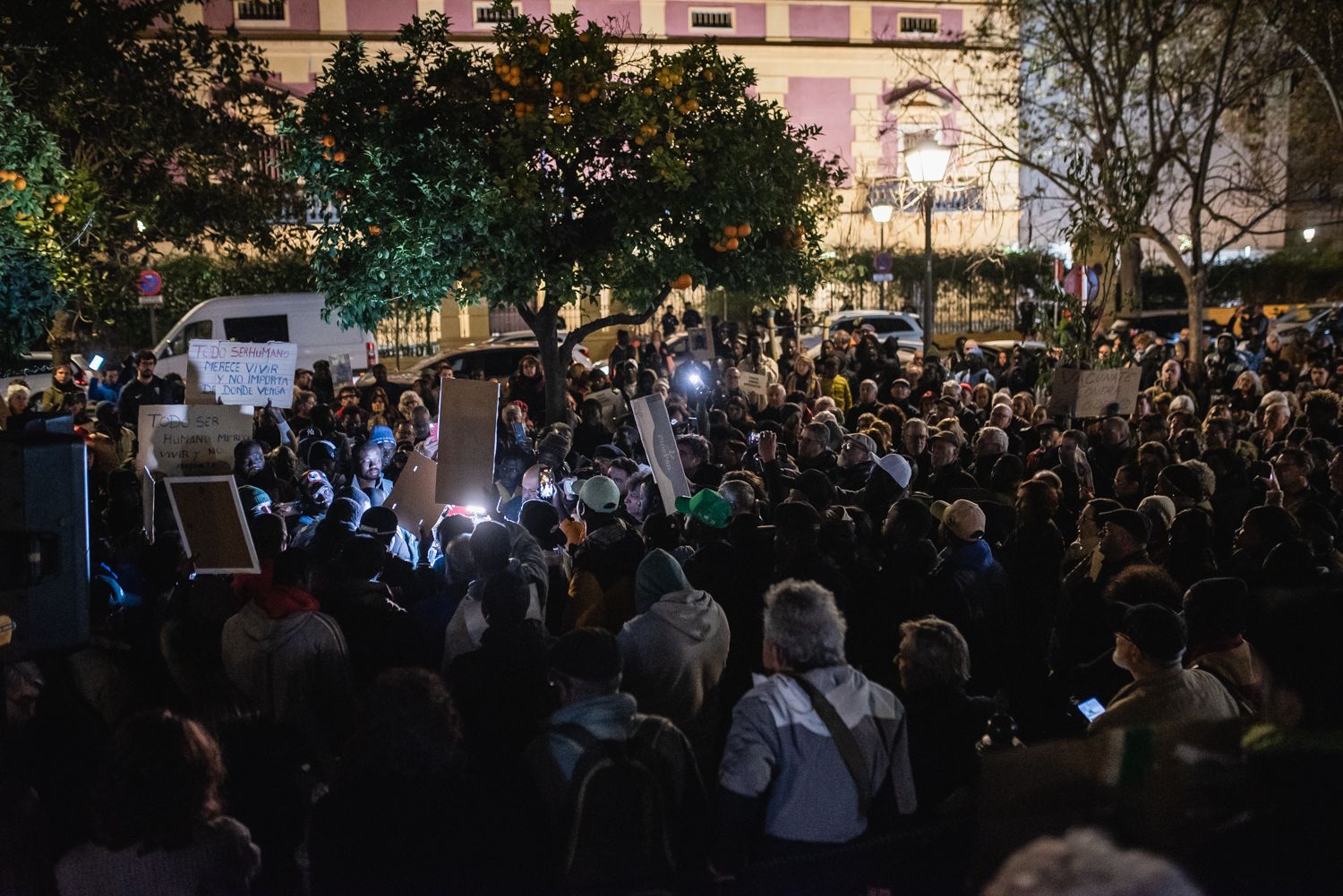 Concentración en la Plaza de la Gavidia de Sevilla, por la muerte del mantero Mamouth Bakhoum