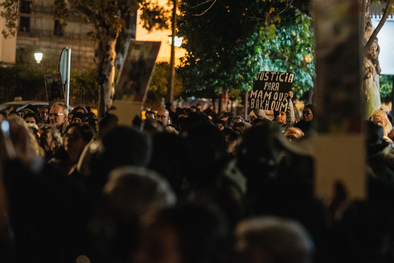 Concentración en la Plaza de la Gavidia de Sevilla, por la muerte del mantero Mamouth Bakhoum