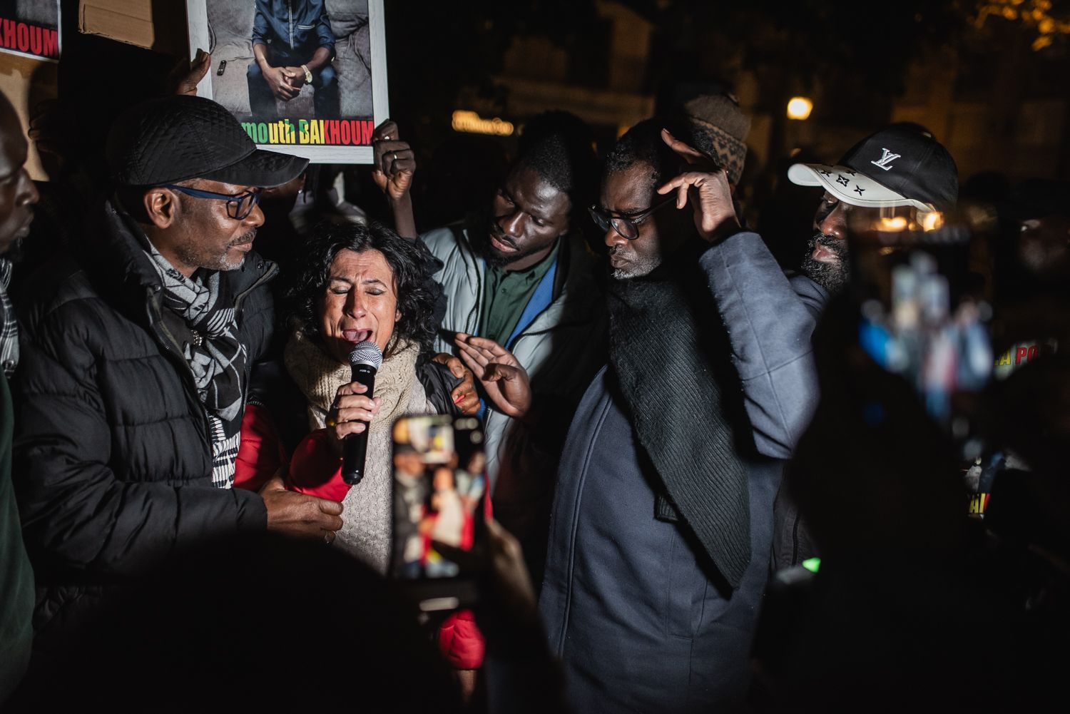 Concentración en la Plaza de la Gavidia de Sevilla, por la muerte del mantero Mamouth Bakhoum