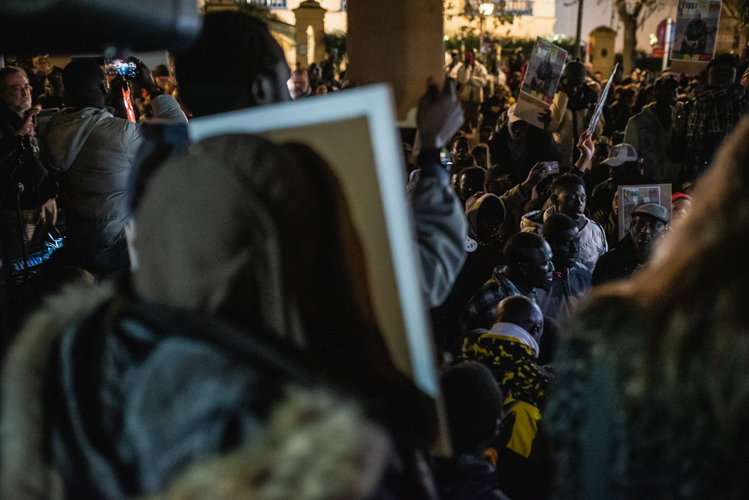 Concentración en la Plaza de la Gavidia de Sevilla, por la muerte del mantero Mamouth Bakhoum