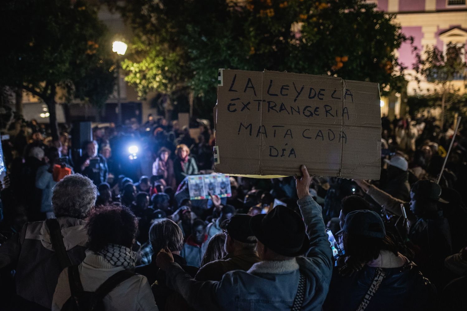 Concentración en la Plaza de la Gavidia de Sevilla, por la muerte del mantero Mamouth Bakhoum