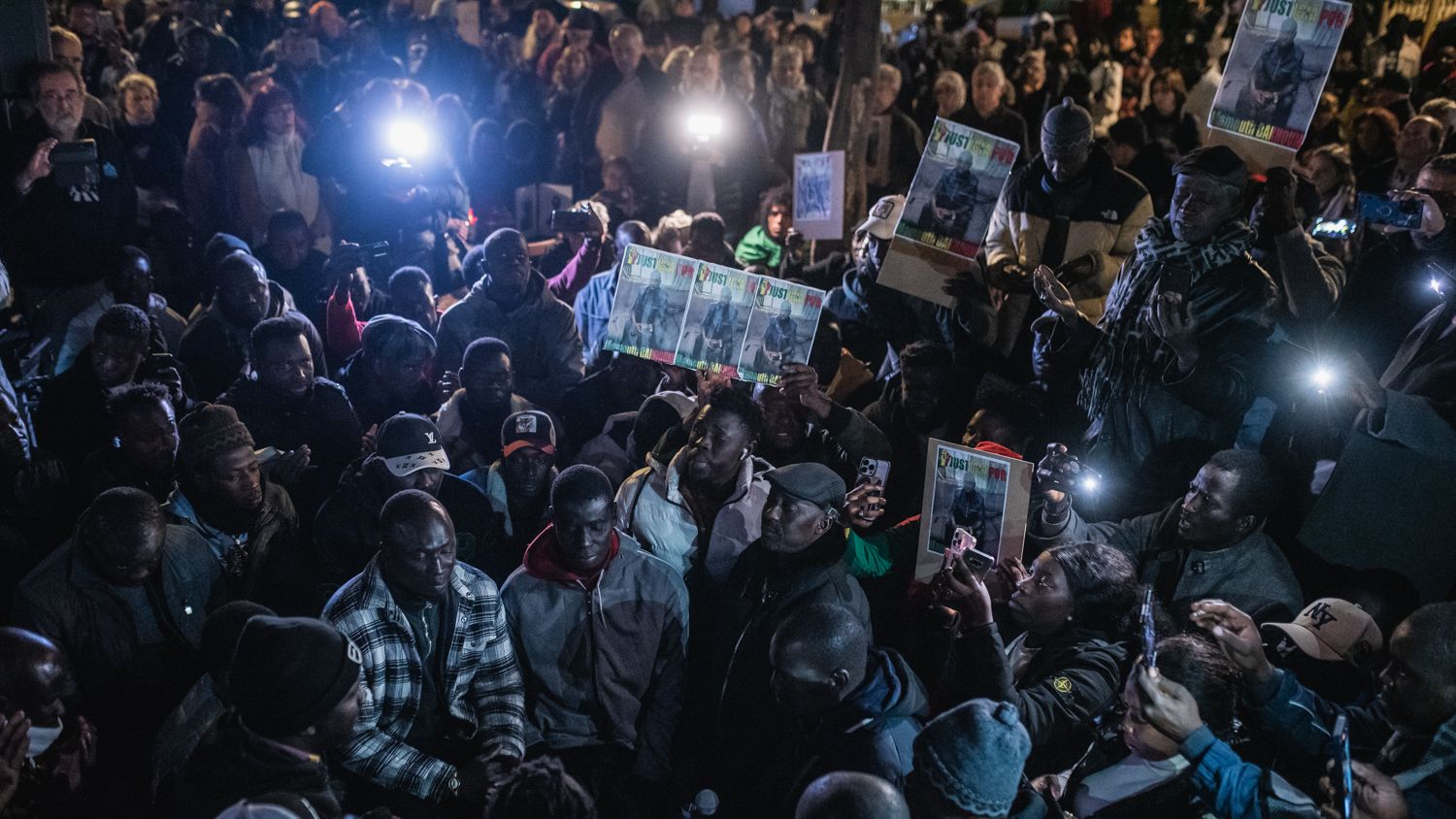 Concentración en la Plaza de la Gavidia de Sevilla, por la muerte del mantero Mamouth Bakhoum