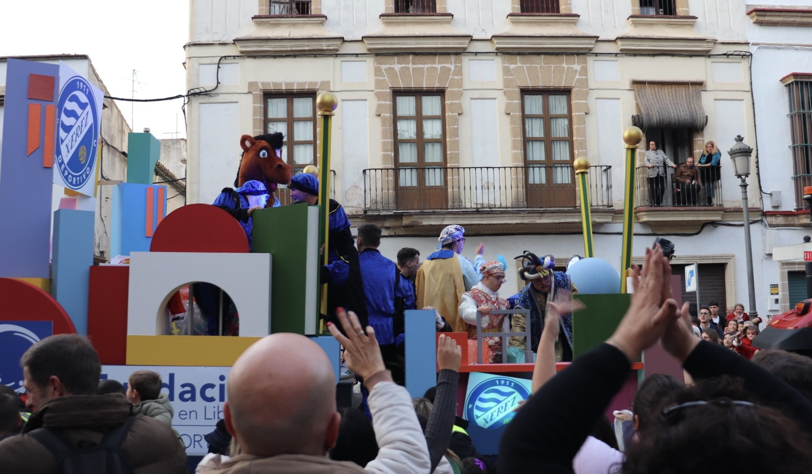 La carroza del Xerez Genuine, durante la Cabalgata de Reyes Magos de Jerez. La carroza del Xerez Genuine, durante la Cabalgata de Reyes Magos de Jerez.