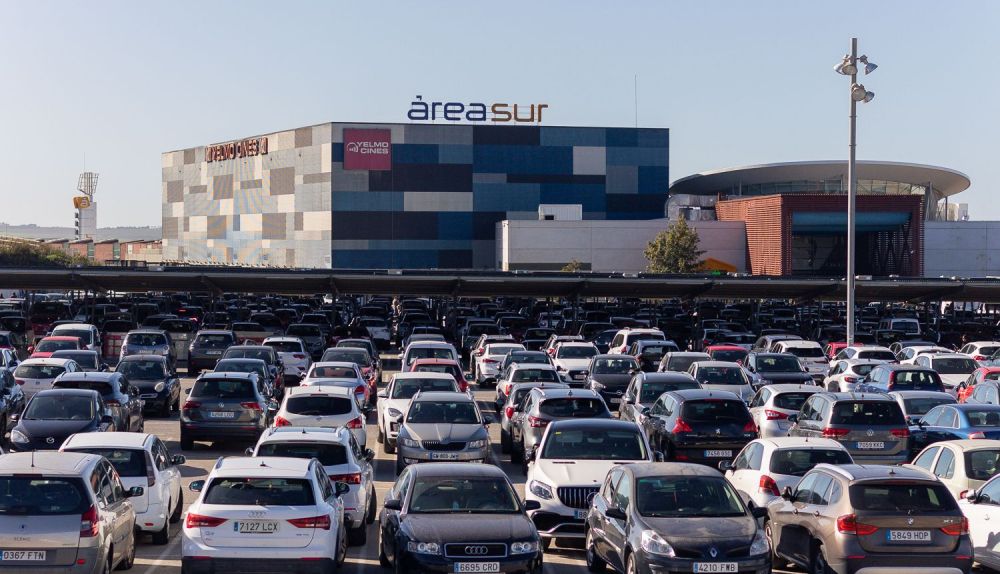 Aparcamiento en el centro comercial Área Sur.