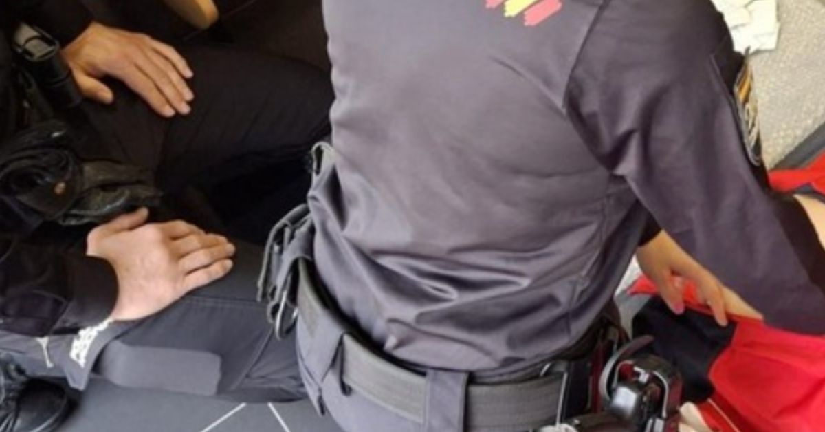 Agentes de la Policía Nacional, realizando primeros auxilios en una imagen de archivo. Agentes de la Policía Nacional, realizando primeros auxilios en una imagen de archivo.