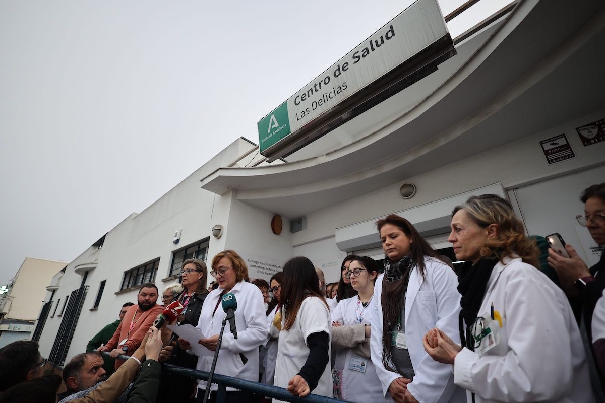 Concentración de sanitarios contra las agresiones en Jerez.