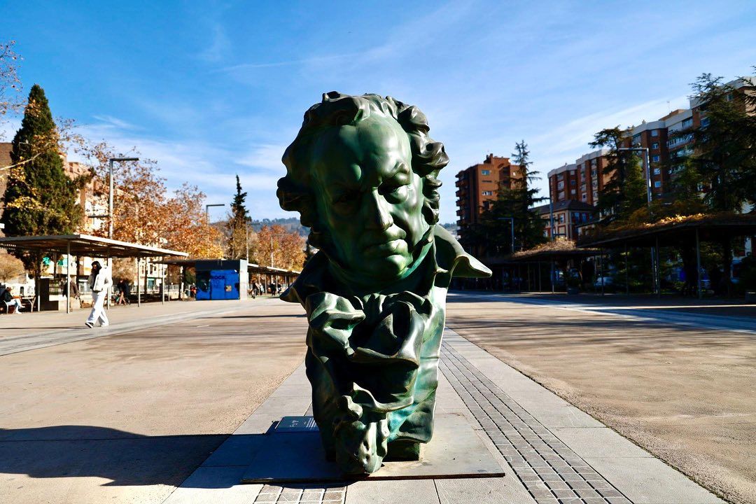 Uno de los 'cabezones' de Goya que se han ubicado estos días pasados en Granada.