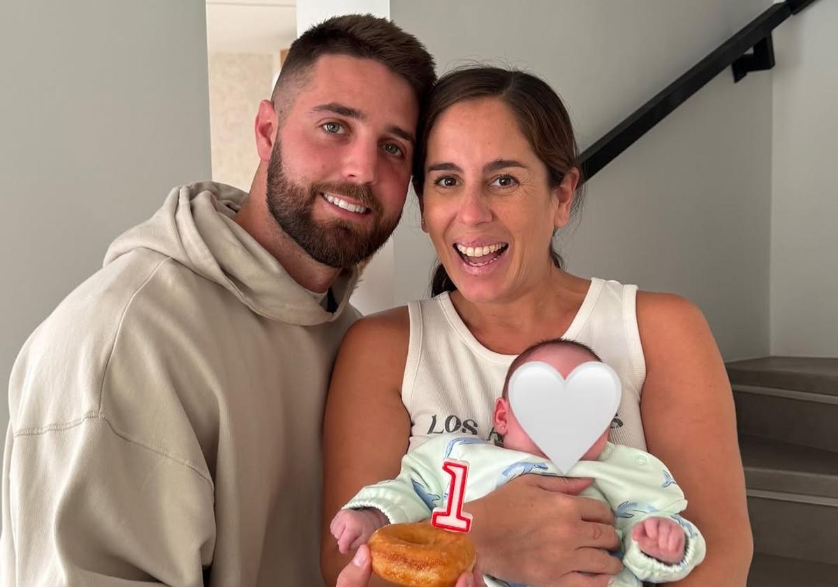 Anabel Pantoja y David Rodríguez, en una foto de sus redes sociales, con su bebé. Anabel Pantoja y David Rodríguez, en una foto de sus redes sociales, con su bebé.
