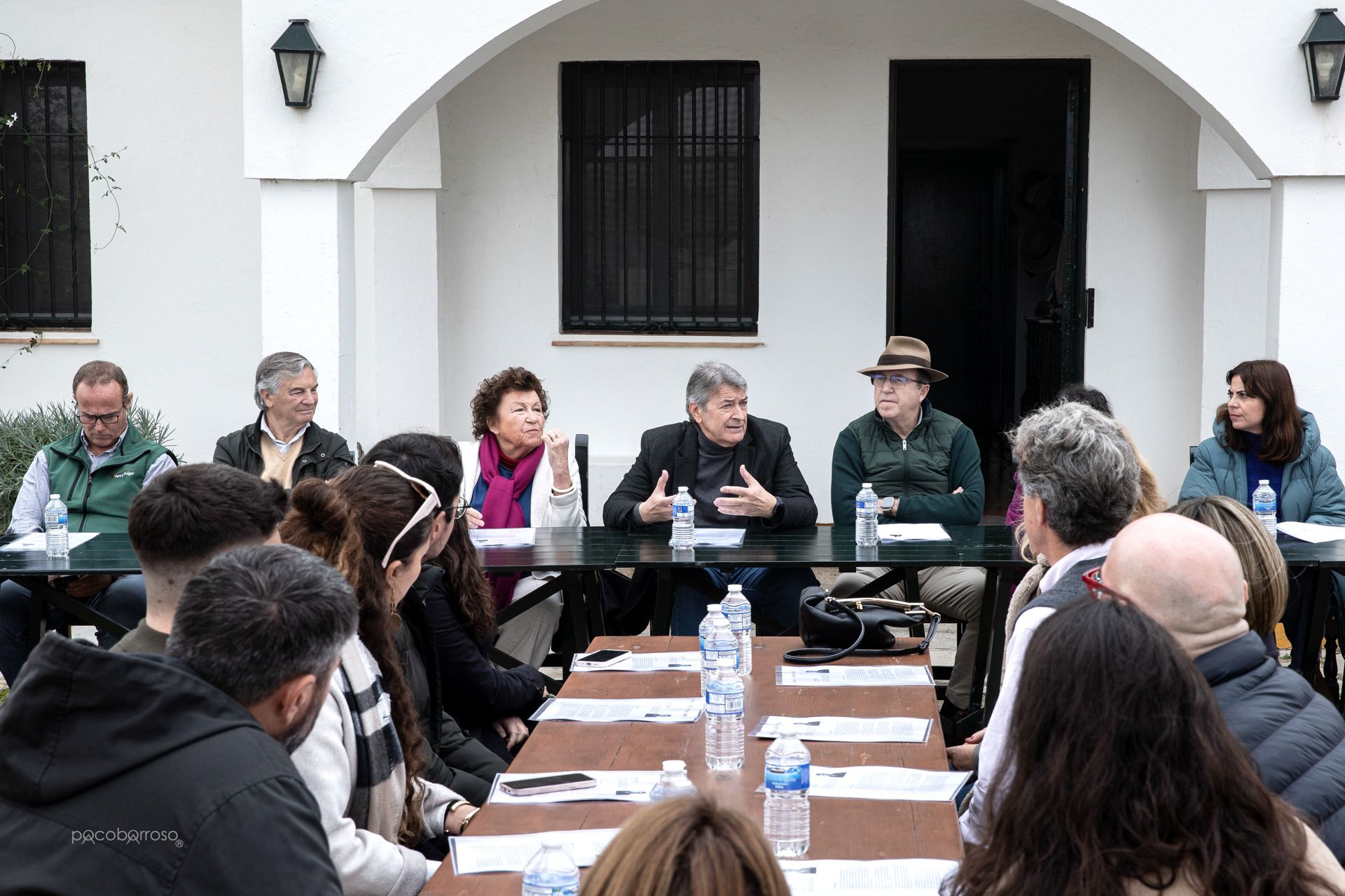 'Vara y pulgar'. César Saldaña se dirige al resto de congregados en esta jornada.
