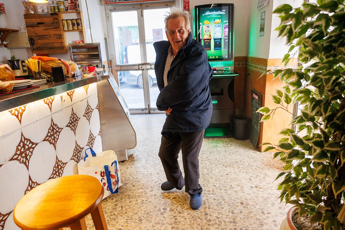 Un conocido del barrio marcándose una 'pataíta' en el bar. 