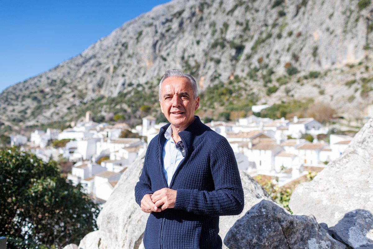 El alcalde de Villaluenga, Alfonso Moscoso, con su pueblo y el telón de fondo de la sierra de roca caliza que lo abriga, en días pasados en el mirador de la localidad.