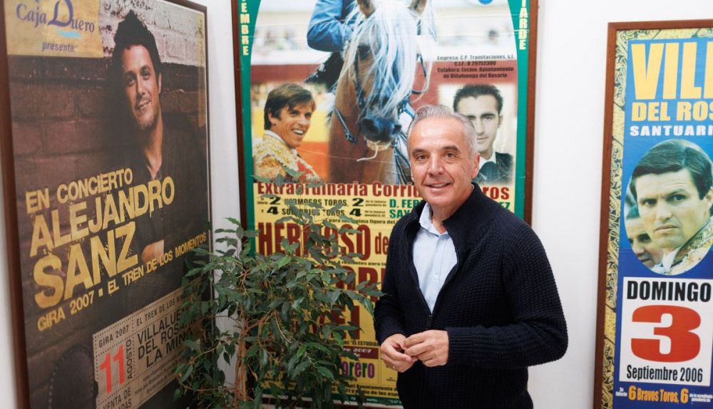 Alfonso Moscoso, alcalde de Villaluenga del Rosario, en el interior del Ayuntamiento que gobierna, con carteles taurinos y del concierto mítico de Alejandro Sanz en la localidad, en días pasados.