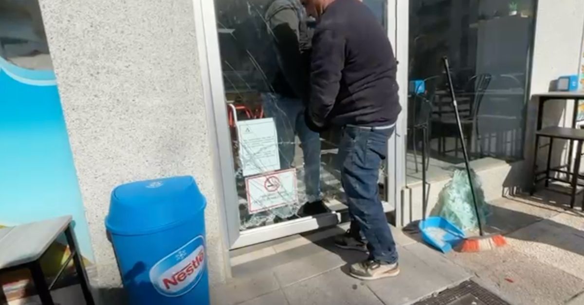 Un cristal destrozado en el bar La Soleá, en Icovesa.