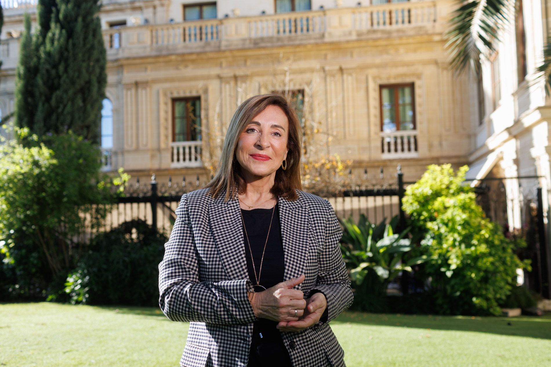 Pilar Sánchez posa tras la entrevista concedida a lavozdelsur.es, en el jardín del Hotel Palacio María Luisa de Jerez, en días pasados.