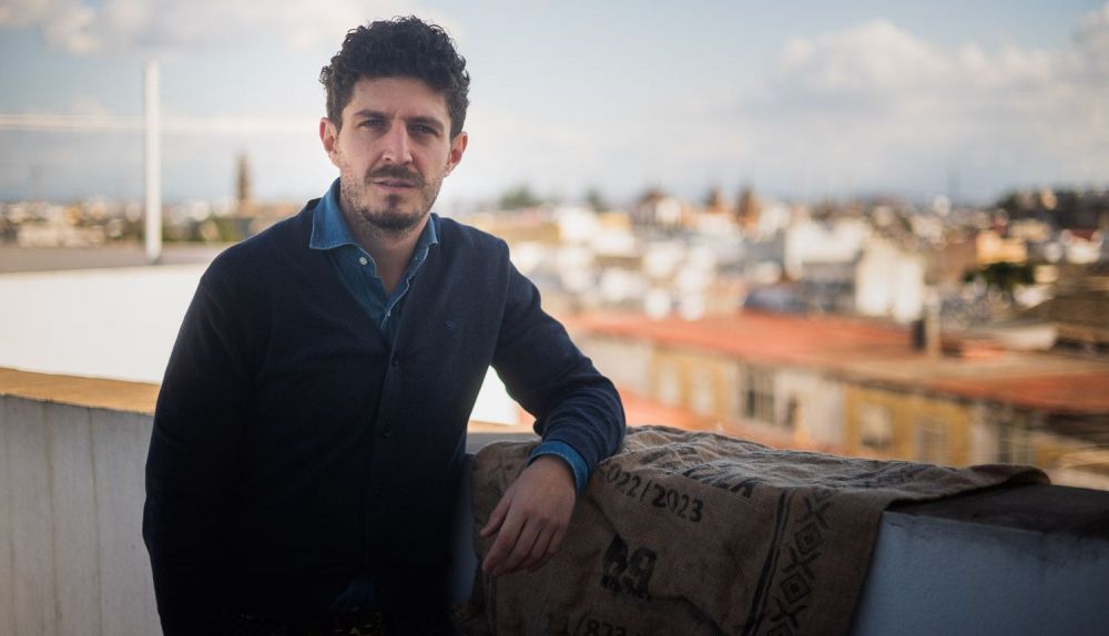 Adonay Muñoz en la azotea de su taller situado en el barrio de Santiago. 