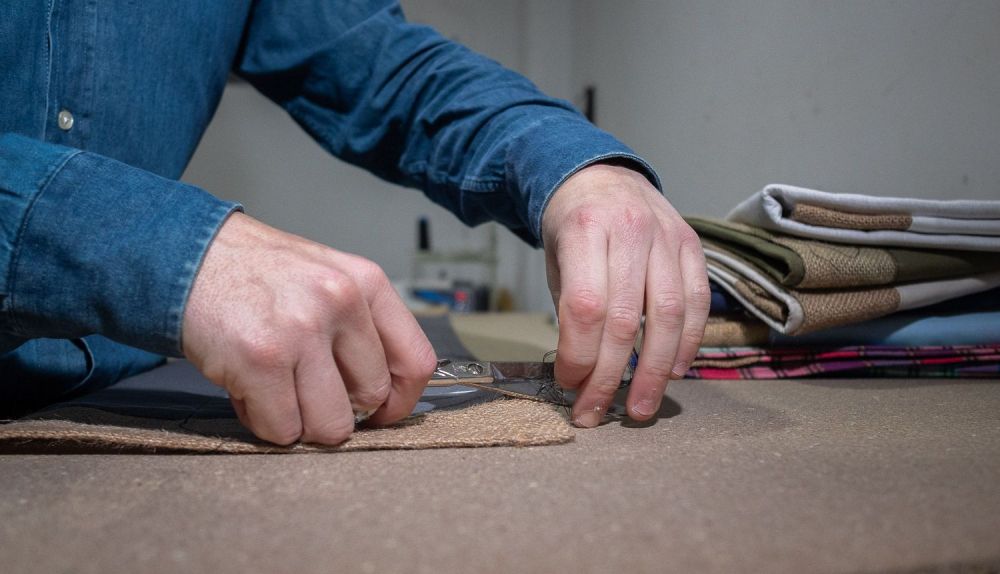 En pleno proceso de fabricación artesana. 