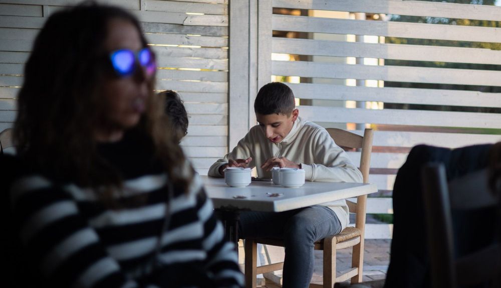 Alejandro juega con una tablet.