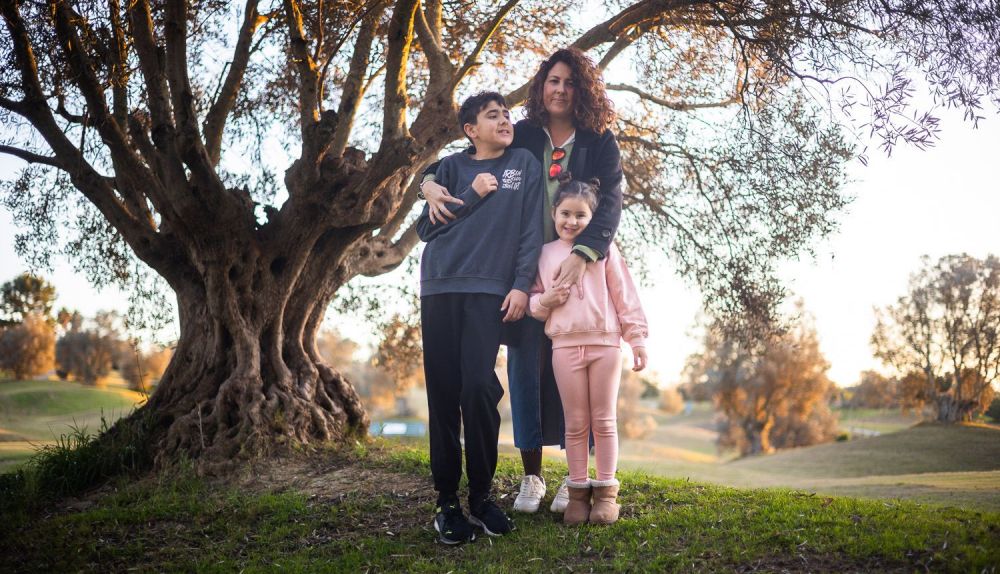 Maite Fidalgo, junto a sus hijos Julio y Valeria.