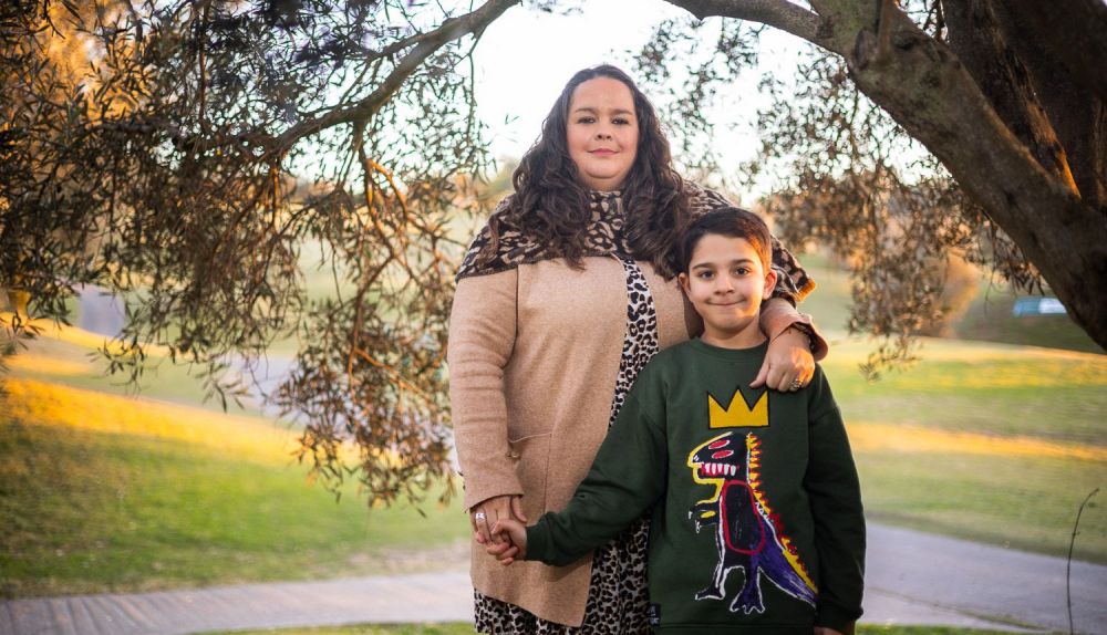 Sofía López, presidenta de Afines, junto a su hijo Hugo.
