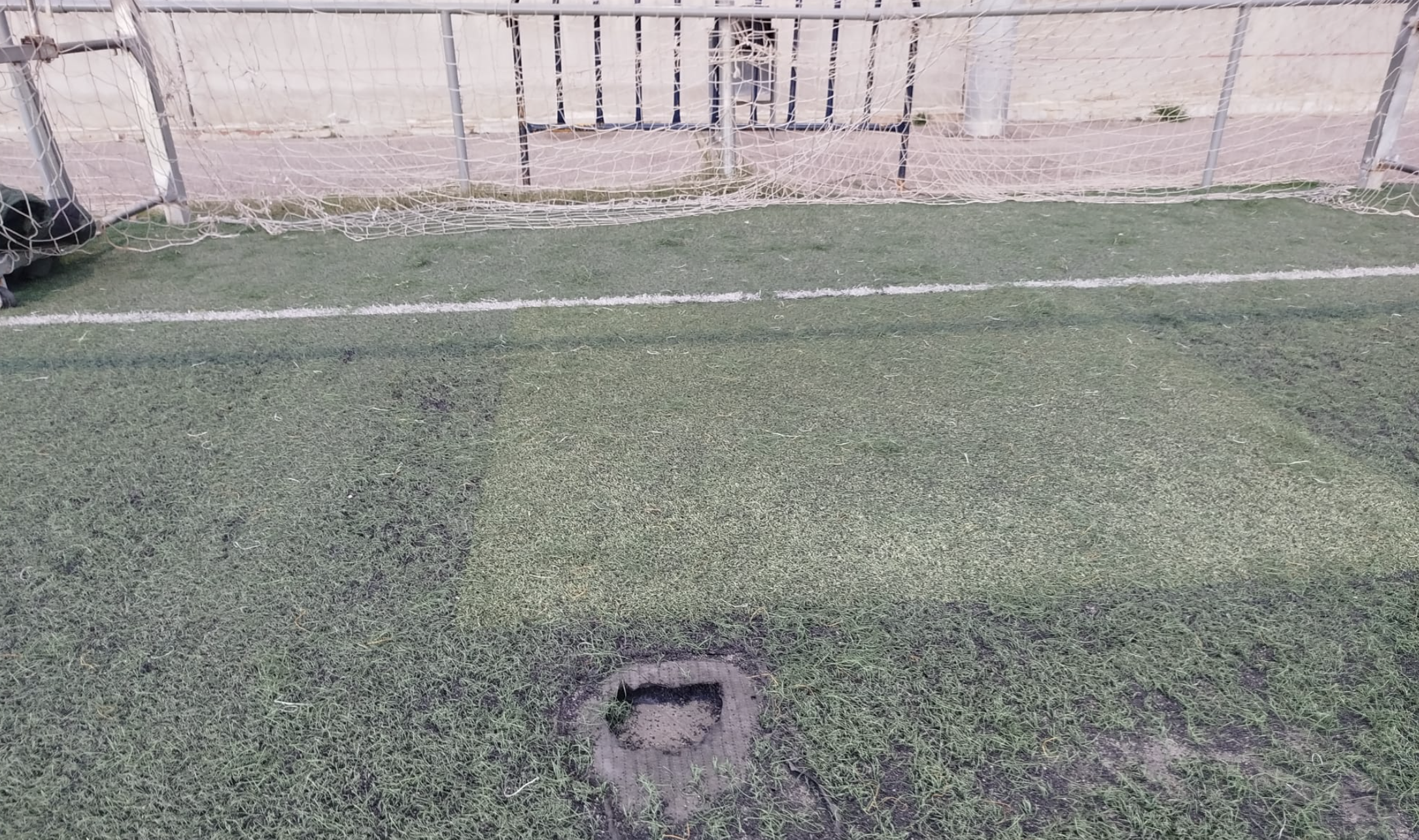 Peligro agujero en el campo de San Telmo.