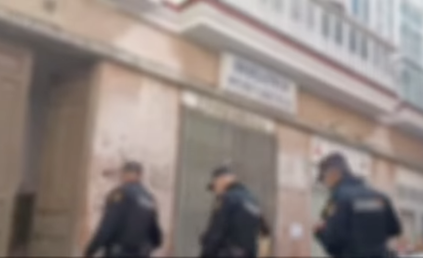 Momento en el que la Policía Nacional ha desalojado a un 'okupa'. FOTO: JEREZ TV Momento en el que la Policía Nacional ha desalojado a un 'okupa'. FOTO: JEREZ TV