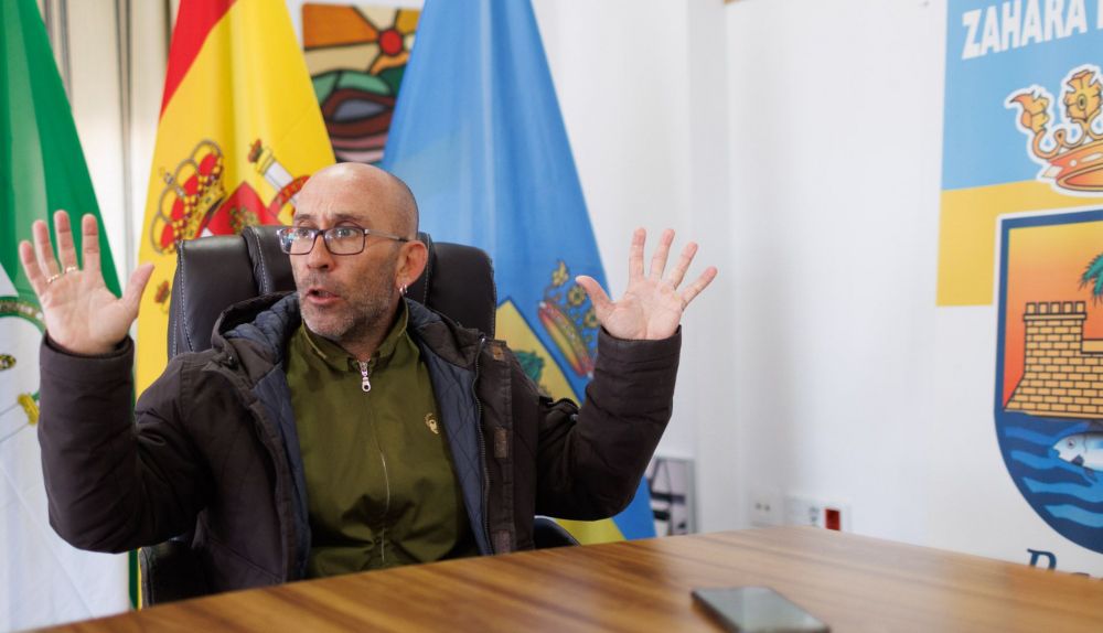 Agustín Conejo, alcalde de la ELA de Zahara de los Atunes, en su despacho.