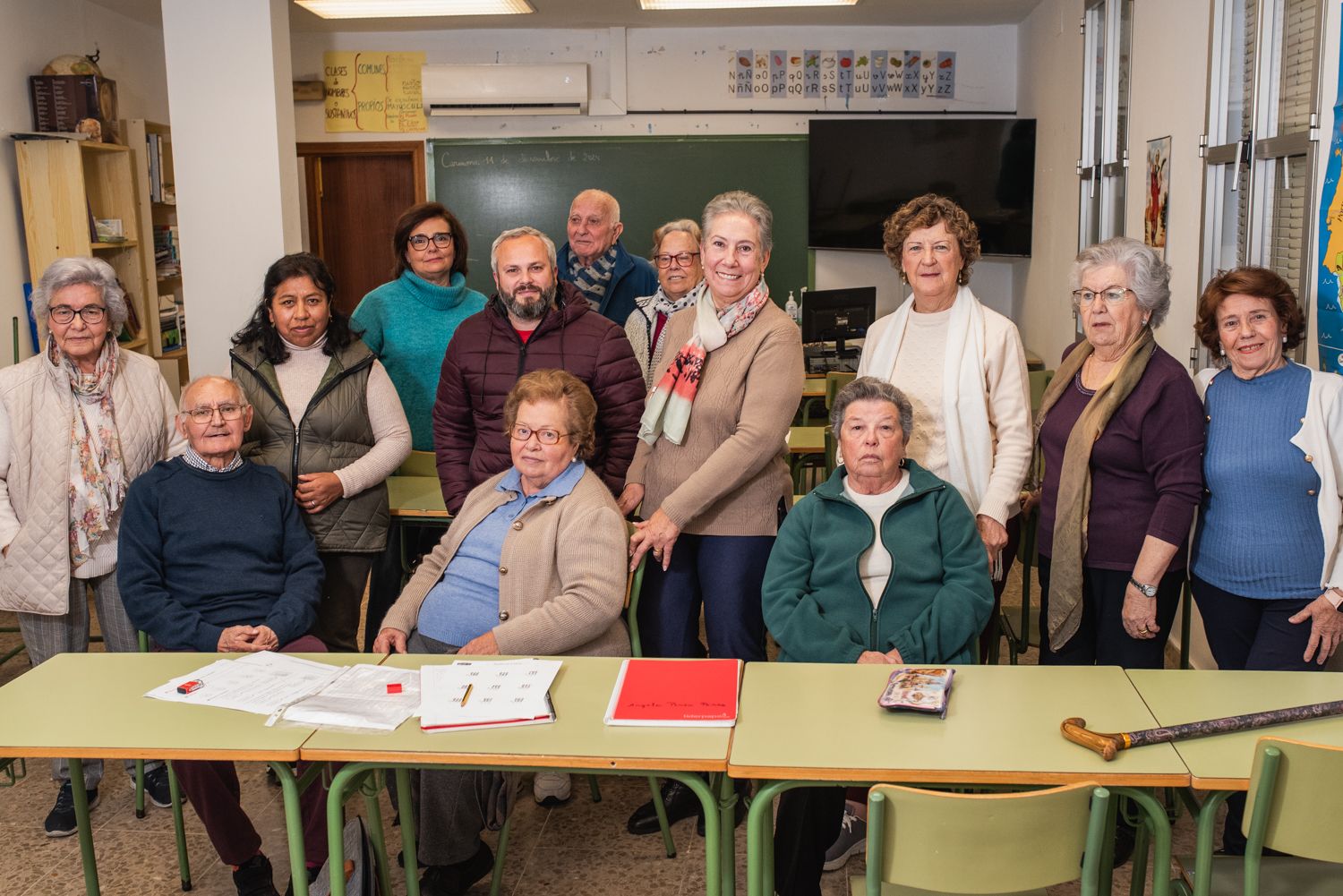María José Eslava (tercera de pie por la izquierda) junto a gran parte de su alumnado del Centro de Educación Permanente de Carmona.