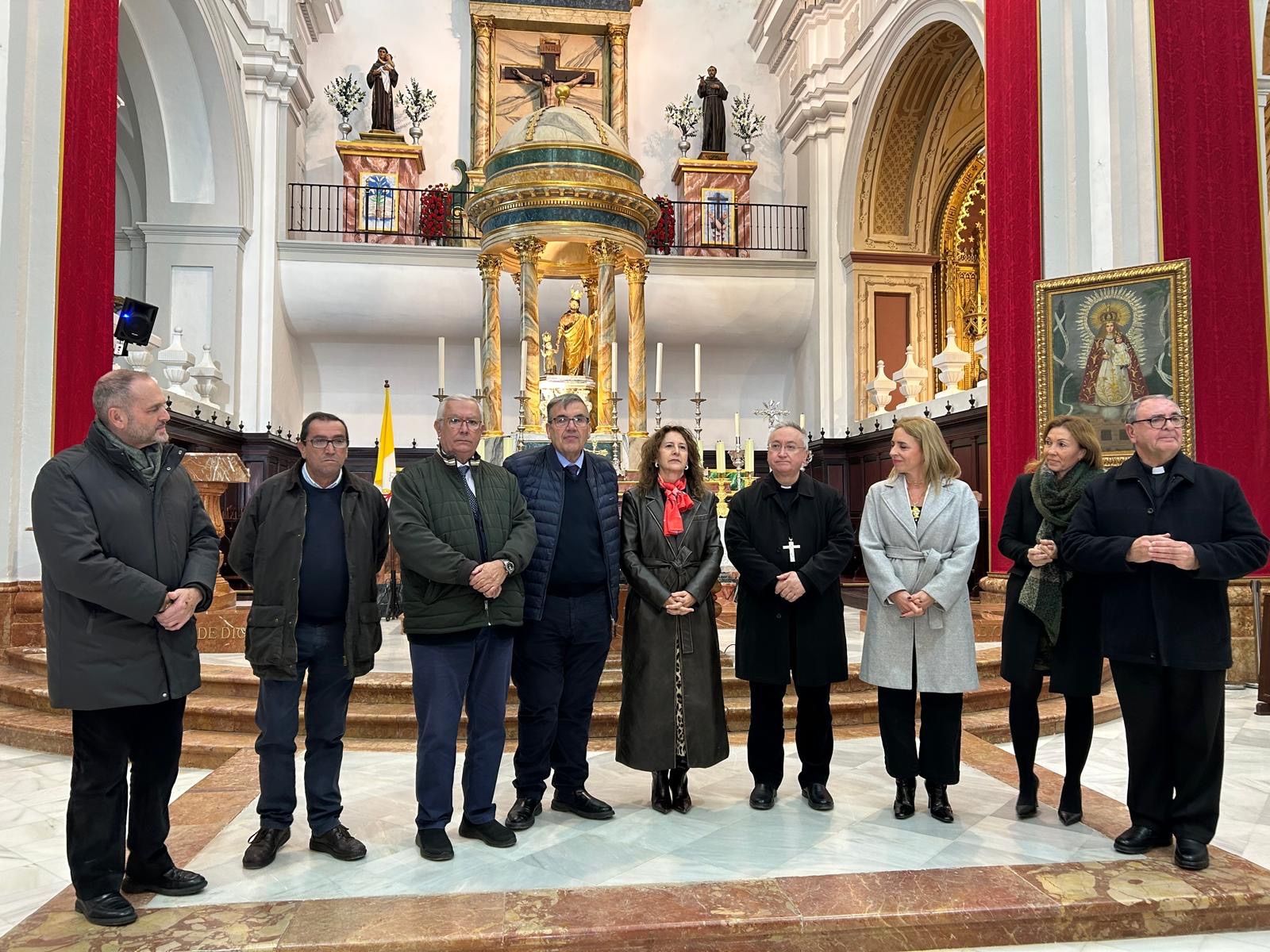 Las autoridades en la iglesia de la Encarnación de Olvera en la presentación de las obras de rehabilitación. 