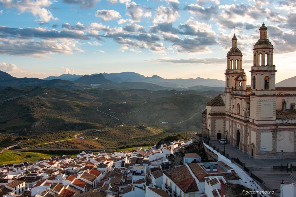 La impresionante iglesia de Olvera, en una imagen de Paco Menacho difundida por la Oficina de Turismo Municipal.