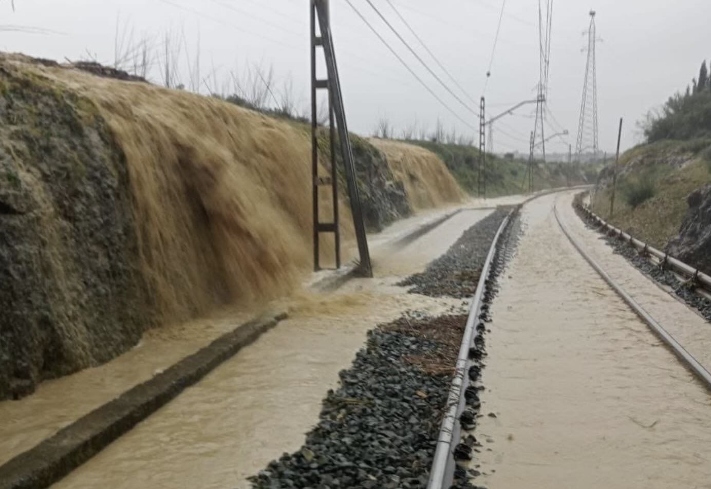Corte de la vía férrea entre Sevilla y Huelva, en una imagen subida por el ministro Puentes. Corte de la vía férrea entre Sevilla y Huelva, en una imagen subida por el ministro Puentes.