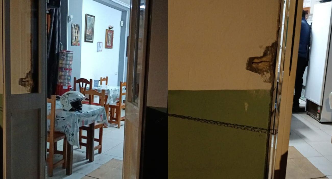 Dos imágenes de la entrada del bar de Icovesa que ha sido forzada para perpetrar el robo. Dos imágenes de la entrada del bar de Icovesa que ha sido forzada para perpetrar el robo.