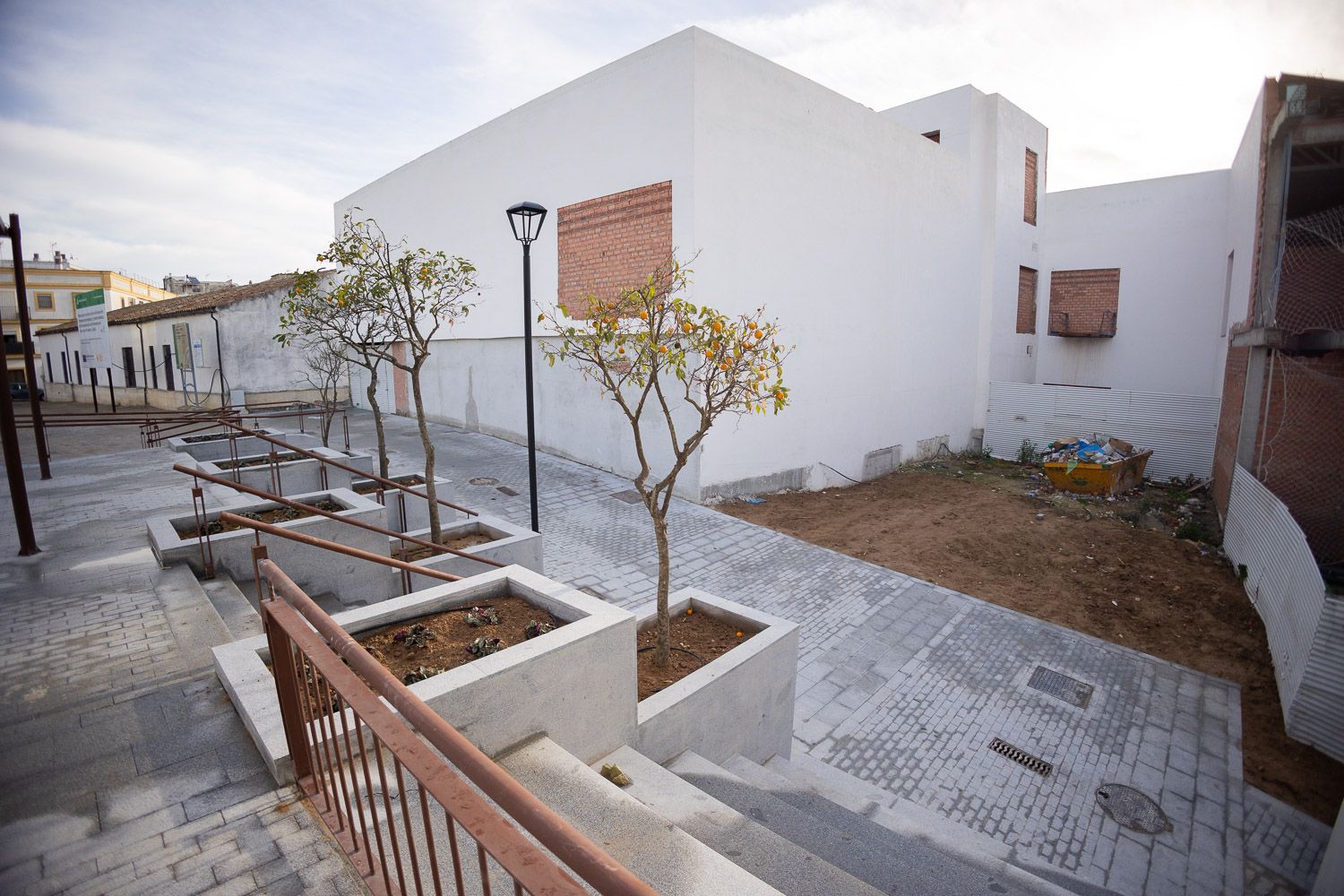Interior del enjambre de inmuebles que conforman el futuro Museo del Flamenco de Andalucía, al cuyas obras se le han retirado últimamente las vallas.