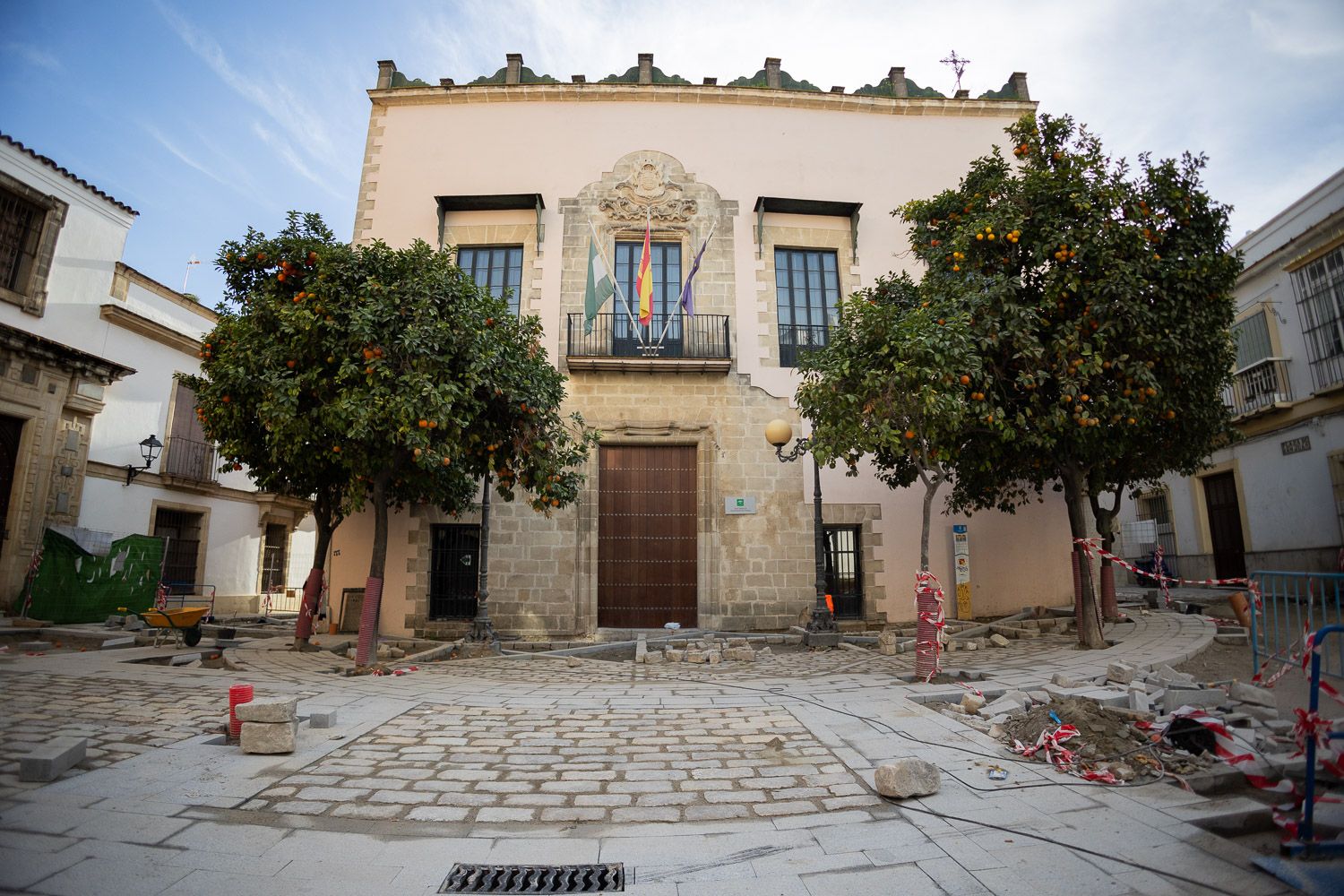 Vista del Palacio Pemartín, sede del Centro de Documentación del Flamenco de Andalucía, en una plaza San Juan que sigue de obras. Vista del Palacio Pemartín, sede del Centro de Documentación del Flamenco de Andalucía, en una plaza San Juan que sigue de obras.