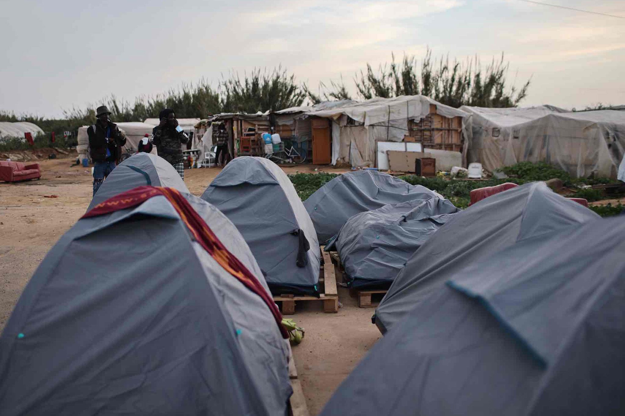 Migrantes que trabajan en el campo en Andalucía, en una imagen de un asentamiento de Huelva.