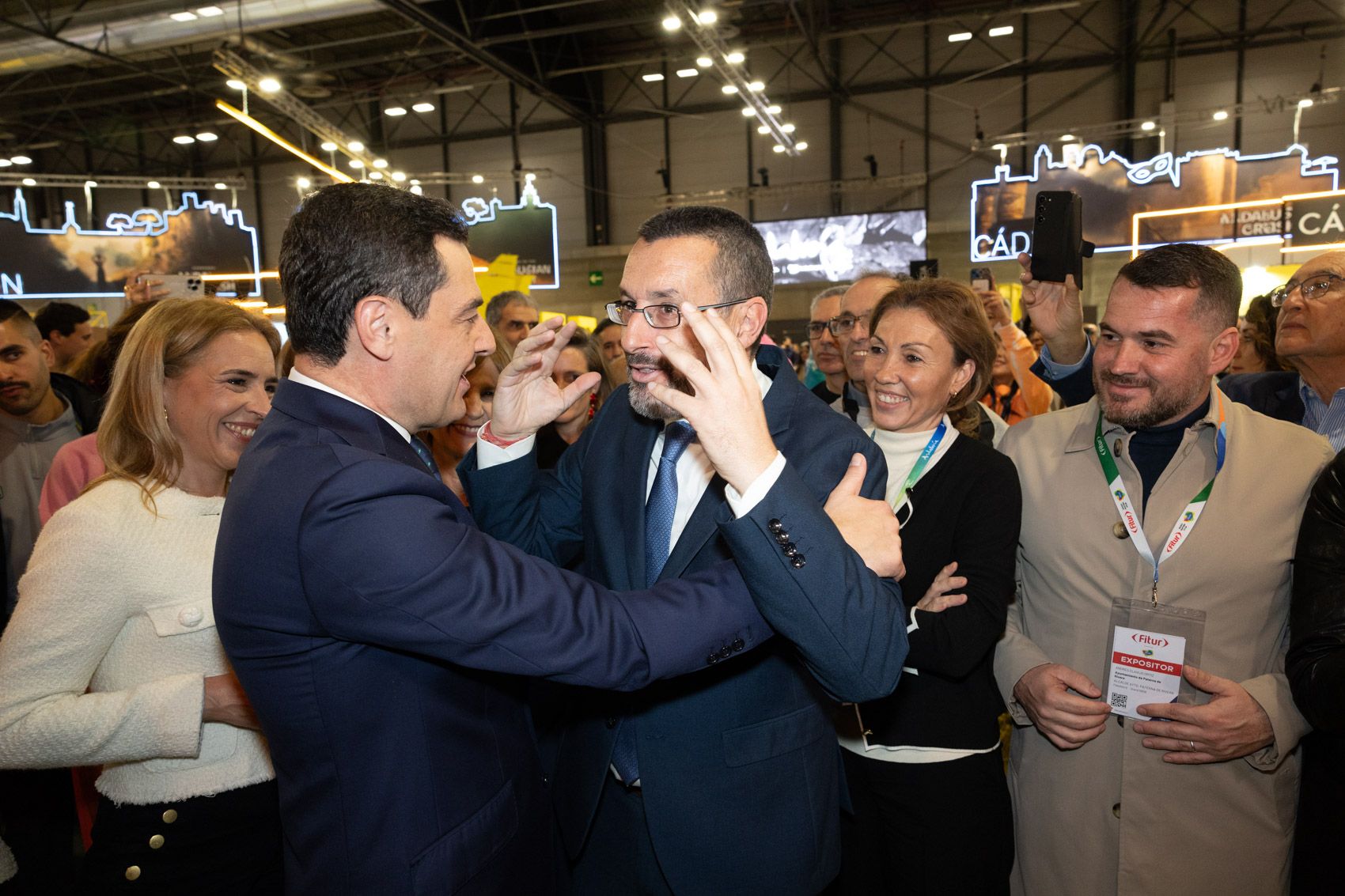 Juan Franco saluda efusivo a Juanma Moreno, el pasado miércoles en Fitur.