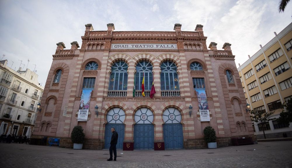 El Gran Teatro Falla, este miércoles, ya decorado para el inicio del Concurso Oficial.