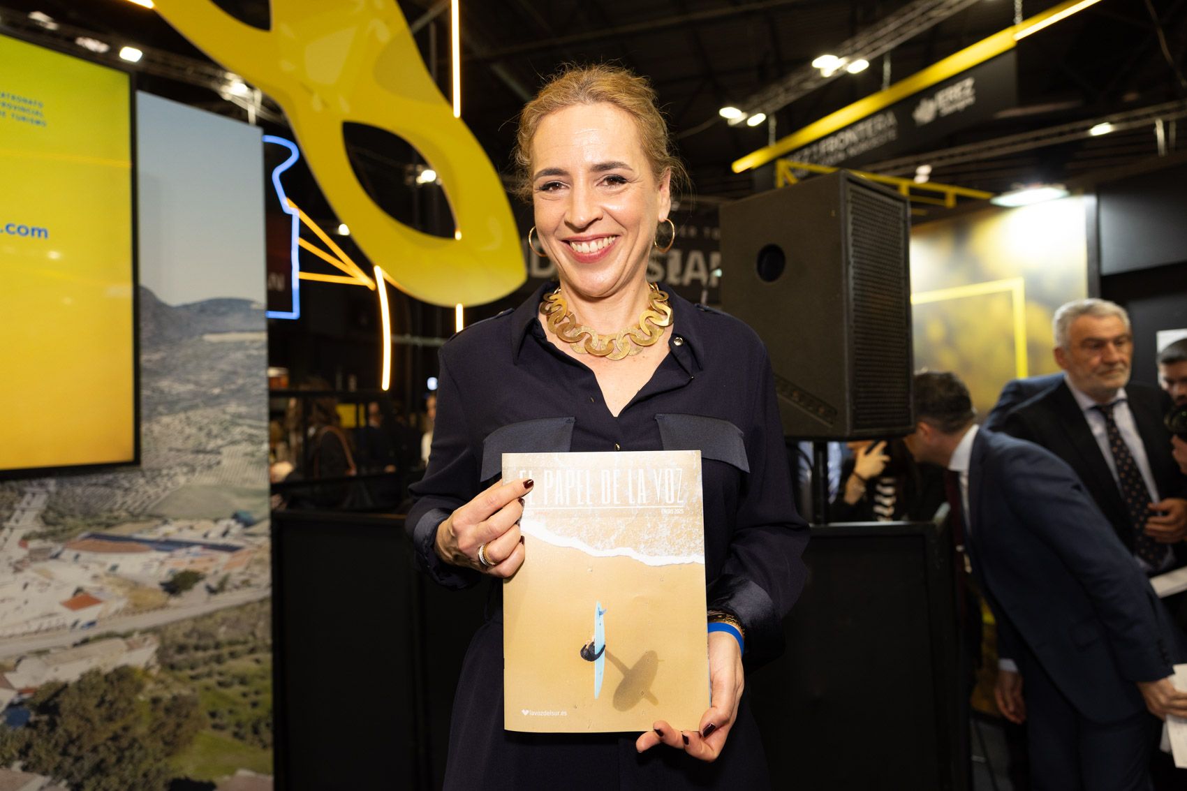 Almudena Martínez, presidenta de la Diputación de Cádiz, con El Papel de La Voz en Fitur.