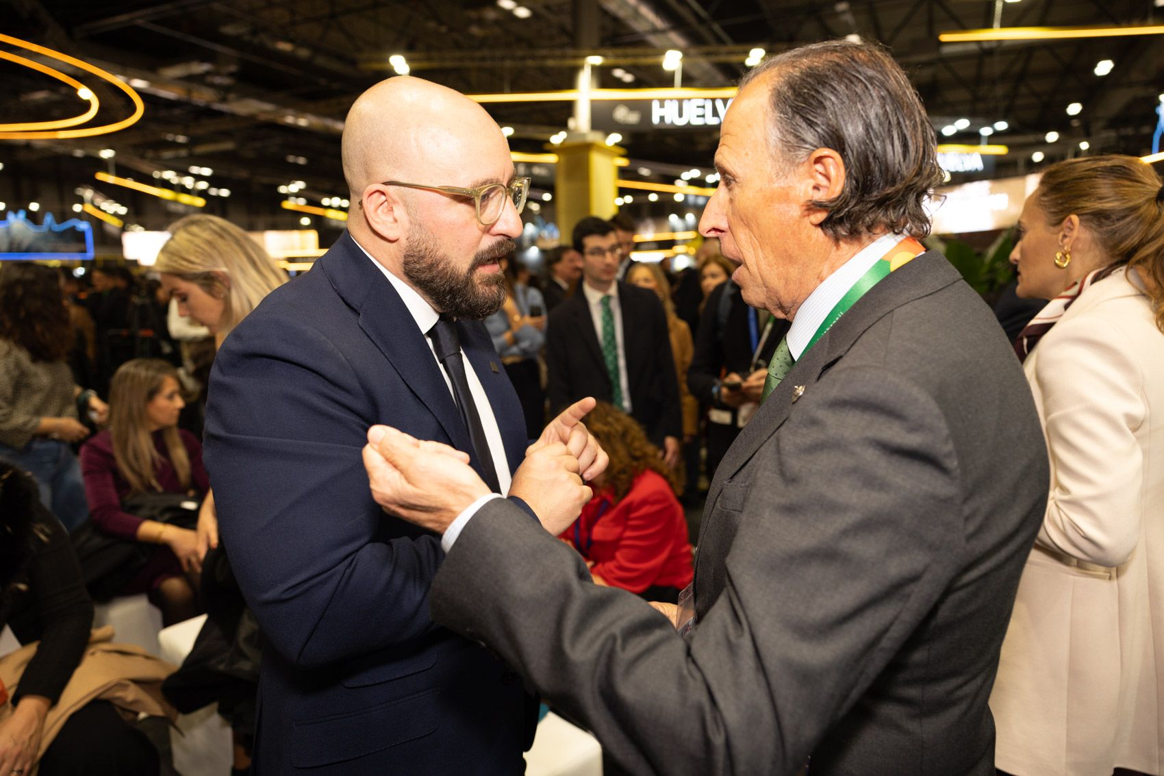 Germán Beardo conversa con José María Román, el actual y el anterior responsable del Patronato Provincial de Turismo de la Diputación.