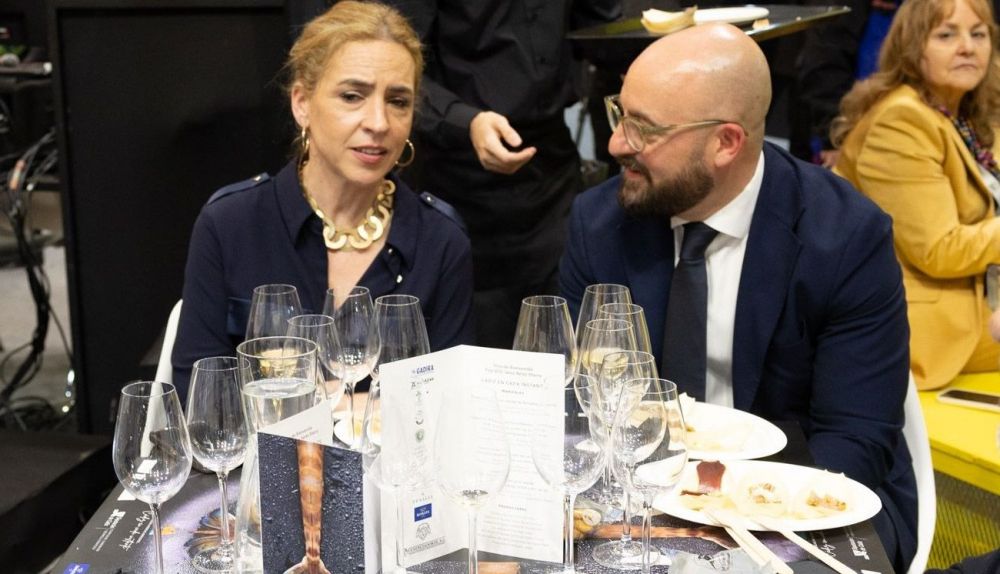 Germán Beardo conversa con Almudena Martínez, presidenta de la Diputación de Cádiz, este pasado jueves en un 'showcooking' en Fitur.