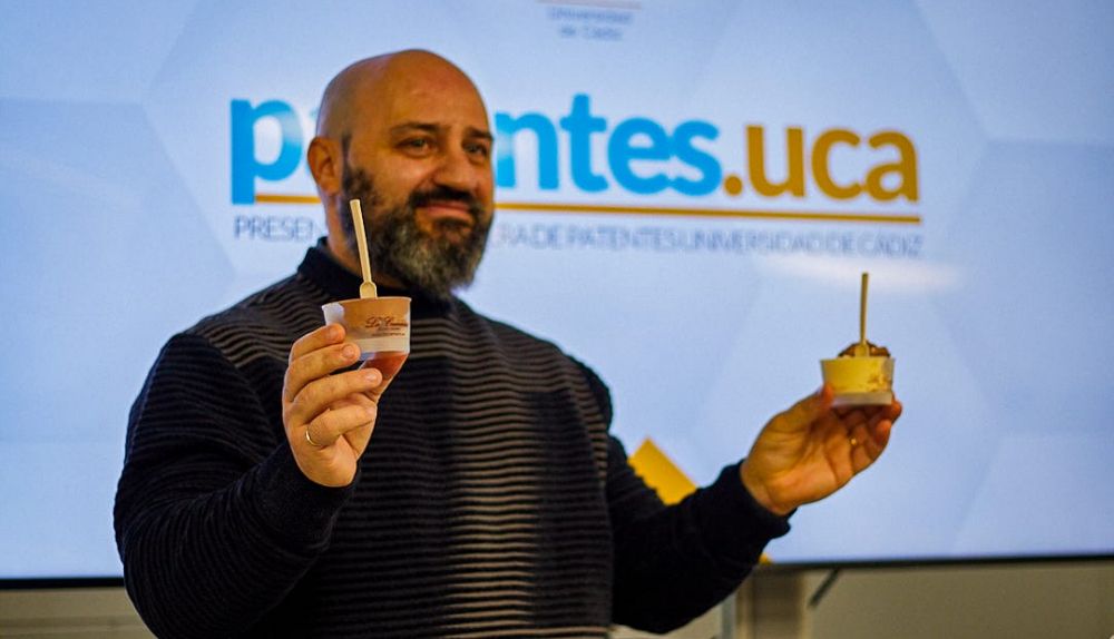 Carlo Guerreiro muestra los helados elaborados. 