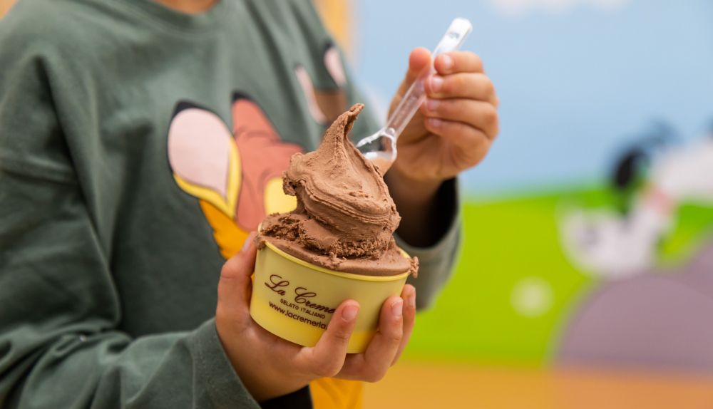 Uno de los niños con diabetes prueba el helado elaborado por Carlo.