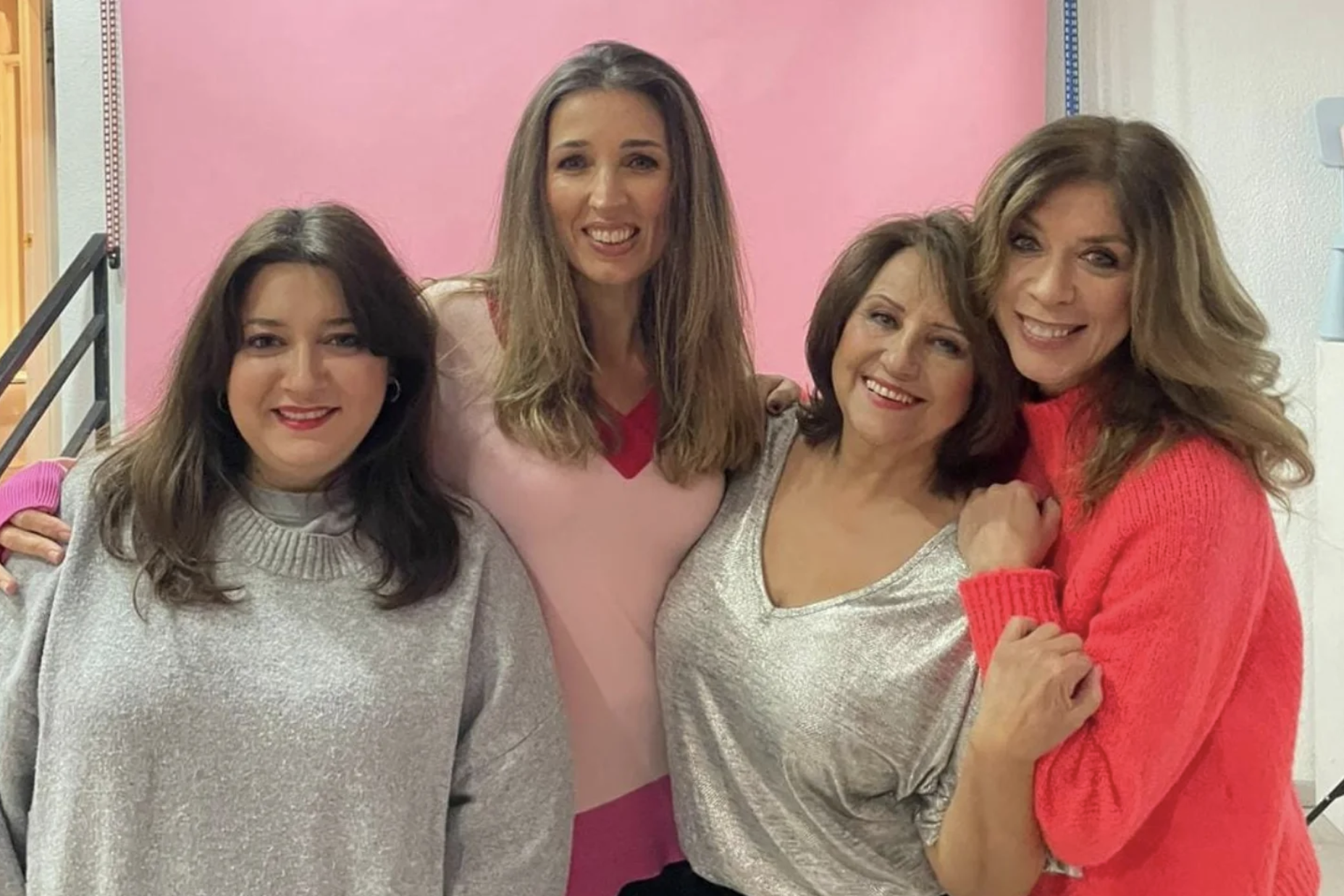 Rocío Marín, segunda por la izquierda, junto a sus compañeras de reparto en su nueva aventura teatral. Rocío Marín, segunda por la izquierda, junto a sus compañeras de reparto en su nueva aventura teatral.