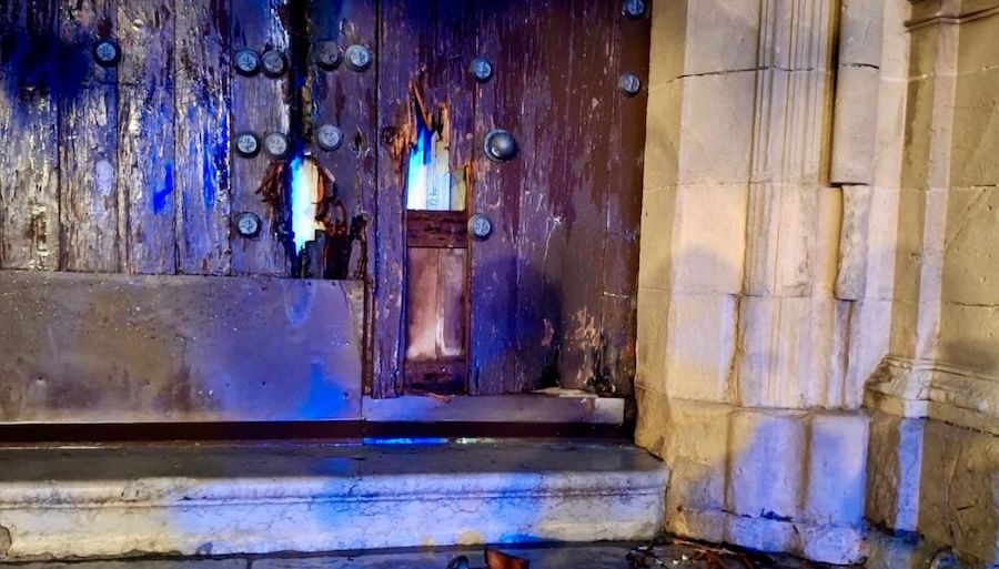 La puerta de la iglesia de San Miguel de Jerez, tras el incendio.