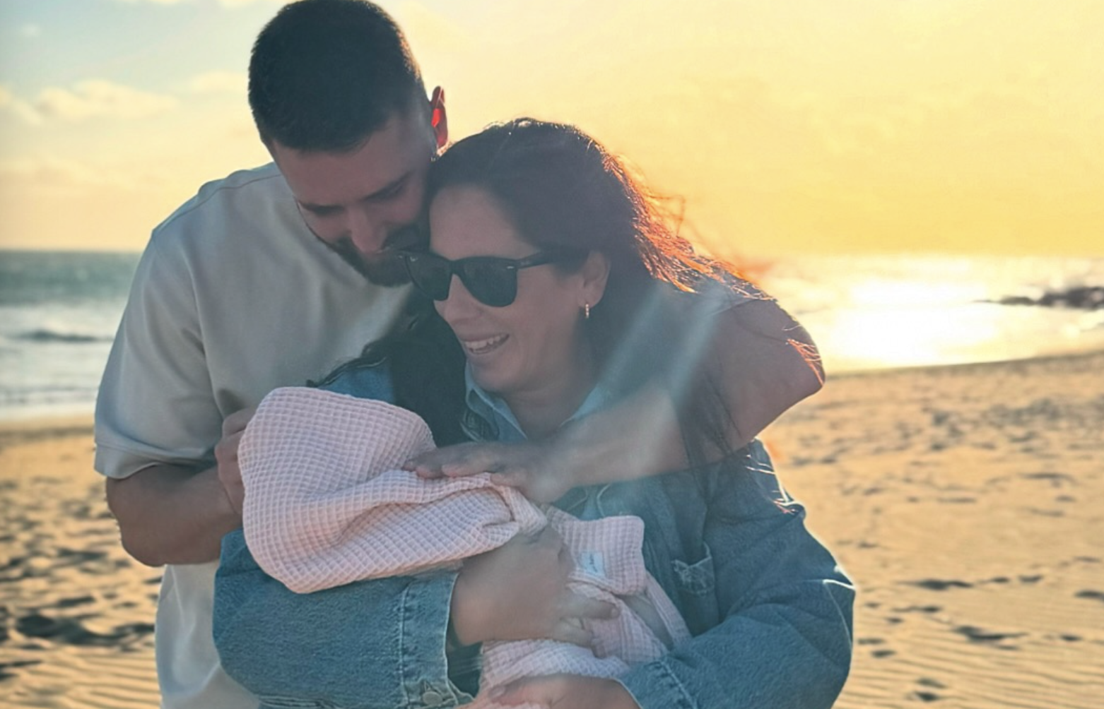 Anabel Pantoja y David Rodríguez, junto a su hija Alma. Anabel Pantoja y David Rodríguez, junto a su hija Alma.