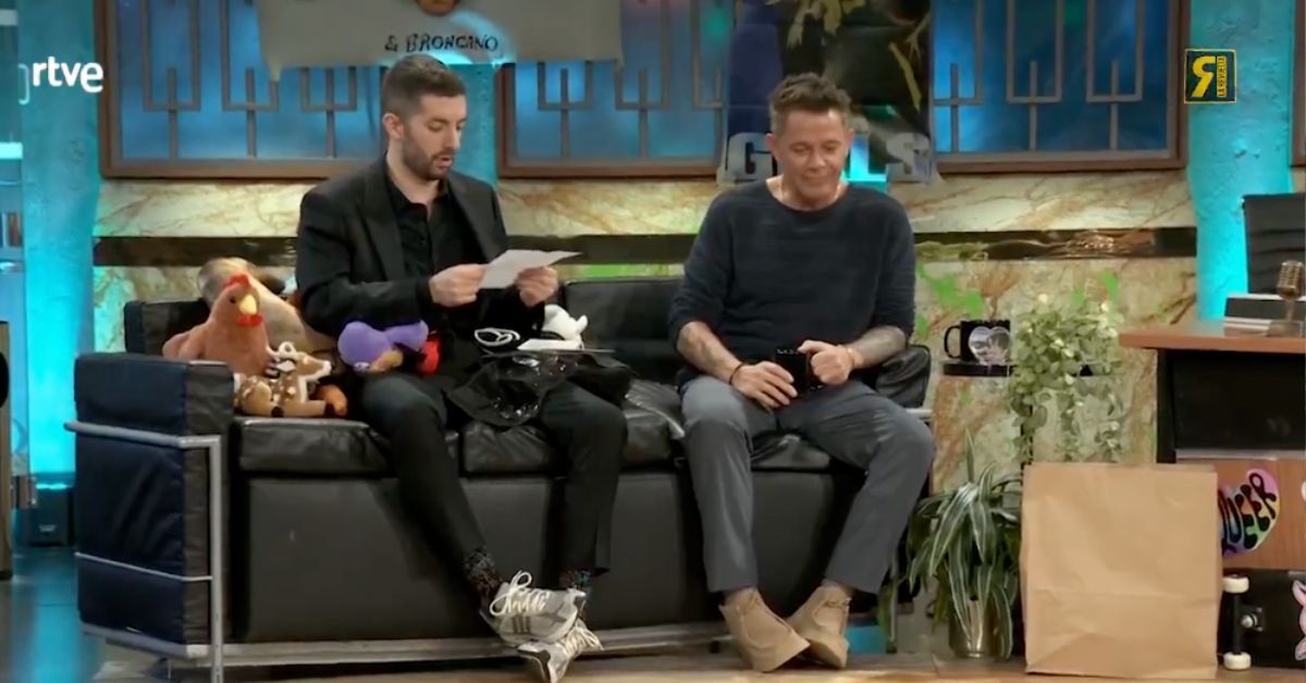 David Broncano, leyendo la carta que Alejandro Sanz le ha entregado de parte de Pablo Motos. David Broncano, leyendo la carta que Alejandro Sanz le ha entregado de parte de Pablo Motos.