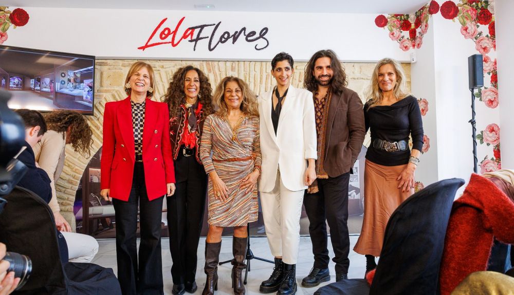 Los Flores: Lolita, Rosario, Alba, Guillermo y Paloma, junto a la alcaldesa Pelayo, en la presentación del Centro Cultural Lola Flores II.