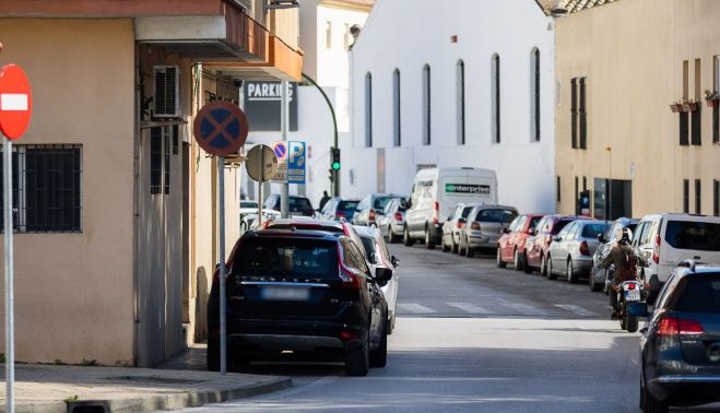 Coches en lo alto de la acera a la salida de la Compañía de María.